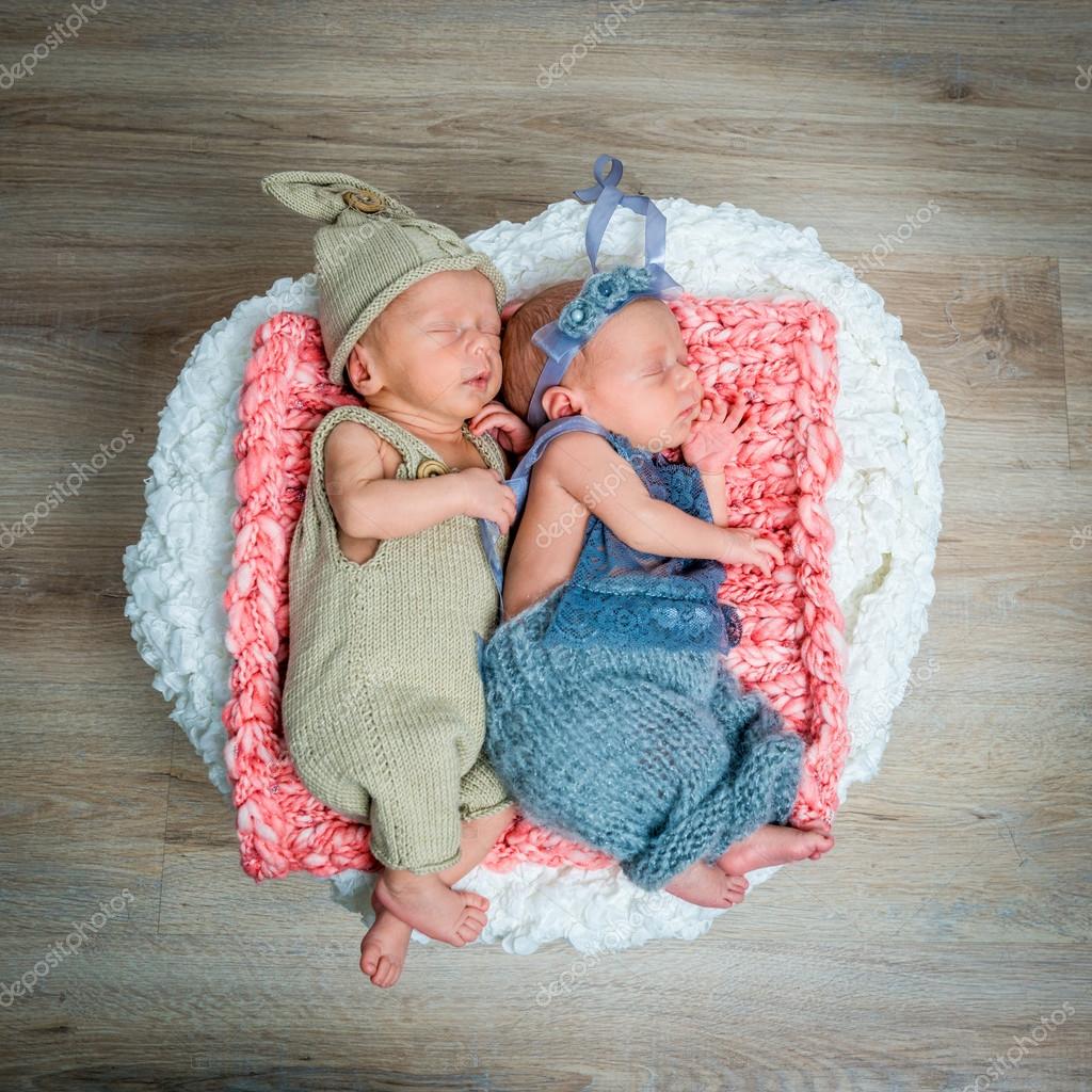 Newborn twins sleeping in a basket — Stock Photo © tan4ikk 85543712