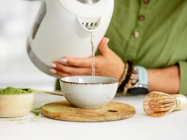 Kibrit Çayı Yapan Kadın Matcha Çay Kasesine Sıcak Su Döktü