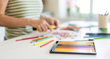 Renkli Kalemleri Açan Bir Kadının Yakın Çekimi