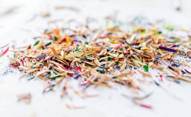 Eylemde Renkli Kalem Talaşları ve Yukarıdan Bakılan Kalemleri Açma