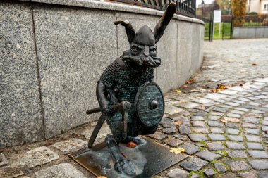 Gniezno Polonya 'da Balta ve Kalkanlı Tavşan Heykeli