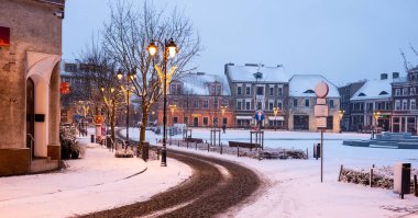Gnieznos Merkez Bölgesi Karla kaplı bir caddede