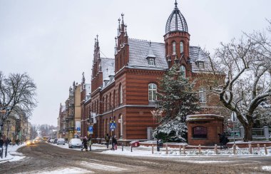 Gnieznos Merkez Bölgesi Karla kaplı bir caddede