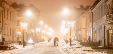 İnsanlar karlı caddede yürürken Gniezno 'nun merkezi değişime uğruyor.