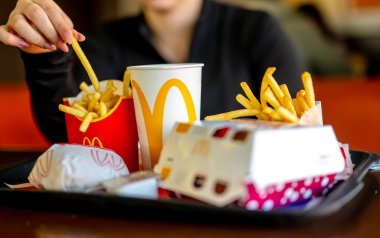 McDonalds Restoran Yemek Tepsisinde Kızarmış Kızartma Tutan Kız