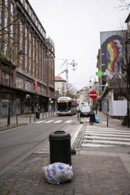 BRÜKSEL, BELGIUM - 14 Aralık 2025: Brüksel, Belçika 'da Çöp Kutusu Bir Sokakta Duruyor