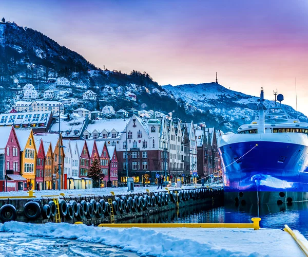 Frente ao mar com navios no inverno Bergen — Fotografia de Stock