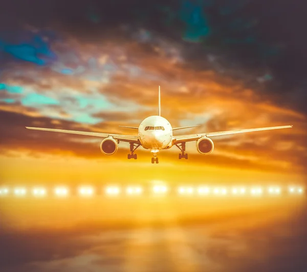 Plane lands on the runway — Stock Photo, Image