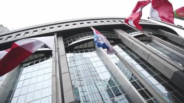 Brüksel, Belçika 'daki Avrupa Parlamentosu yakınlarındaki Bayrak Direkleri Dalgalanıyor