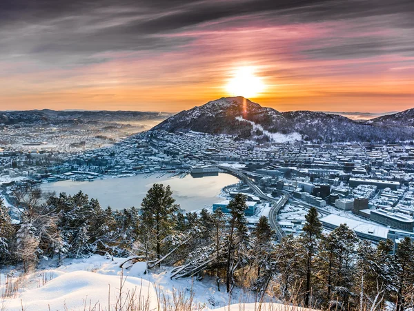 Puesta de sol en la cima de la montaña — Foto de Stock