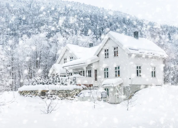 House in the mountains — Stock Photo, Image