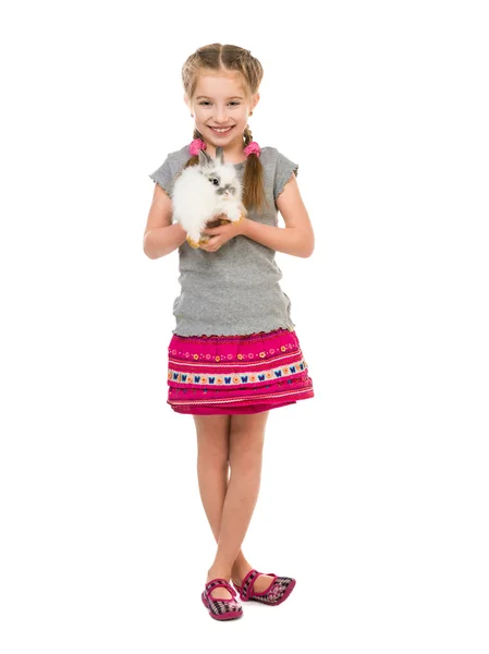 Kleines Mädchen mit einem Kaninchen — Stockfoto