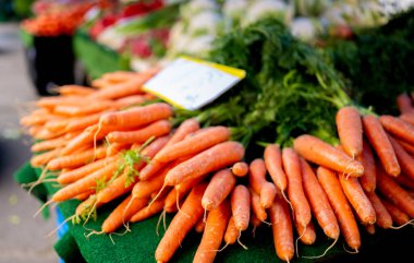 Sebze pazarında rafta duran havuç.
