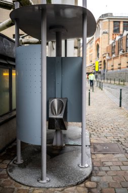 Brüksel Belçika 'da Bir Sokakta Açık Pisuar Dükkanı