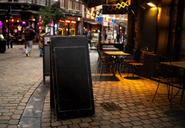 Akşam Sokağındaki Restoran Girişinde Boş Boşluklu Menü Kurulu Aydınlatmalı
