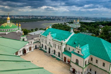 KYIV, UKRAINE - Temmuz 07, 2016: Kyiv Pechersk Lavra Manastır Kompleksi 'nde Yukarıdan Bakış Açısıyla Değişiklik Yapıyor