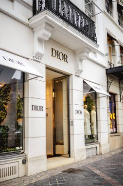 BRÜKSEL, BELGIUM - 14 Aralık 2025: Brüksel, Belçika 'da Dior Butiği Açılışı