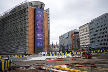 BRÜKSEL, BELGIUM - 14 Aralık 2025: Brüksel, Belçika 'daki Avrupa Komisyonu Binası yakınında İnşaat Çalışmaları Oluyor