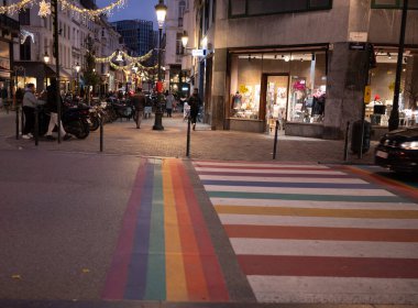 BRÜKSEL, BELGIUM - 14 Aralık 2025: Brüksel 'de Gökkuşağı Yaya Geçidi Boyanıyor