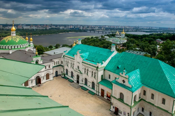 KYIV, UKRAINE - Temmuz 07, 2016: Kyiv Pechersk Lavra Manastır Kompleksi 'nde Yukarıdan Bakış Açısıyla Değişiklik Yapıyor