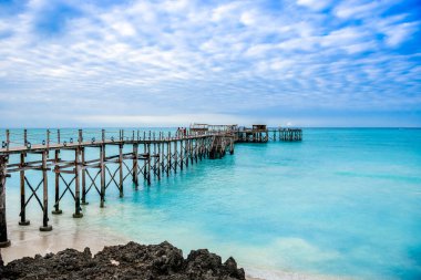 Turkuaz Okyanus suyuyla iskelenin çarpıcı manzarası