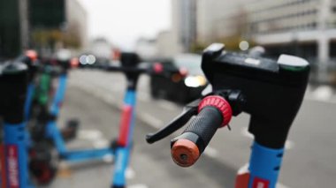 Kiralık scooter 'lar Yolu hareketli arabalarla dolduruyor