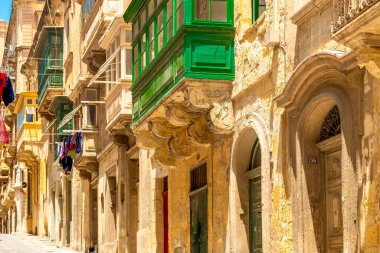 Valletta Malta 'da Eski Binalarla Güneşli Gün