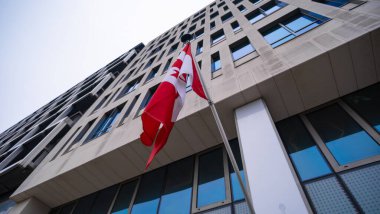 Kırmızı ve Beyaz Kanada Ulusal Bayrağı Şehirde Dalgalanıyor