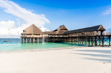 Turkuaz Okyanus suyuyla iskelenin çarpıcı manzarası