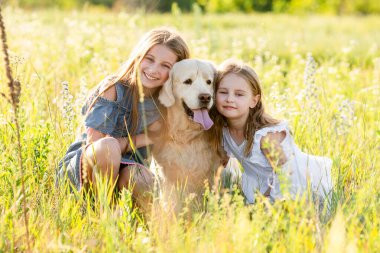 Çocuklar İçin Bir Tarlada Altın Avcı Kucaklayan Kızlar