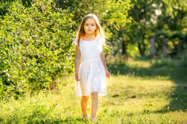 Yaz boyunca Ormandaki Küçük Kız Temizliği