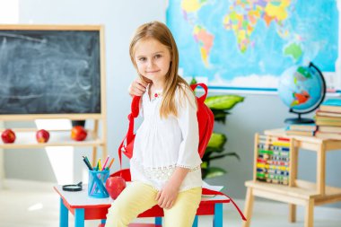 Okuldaki küçük kız.