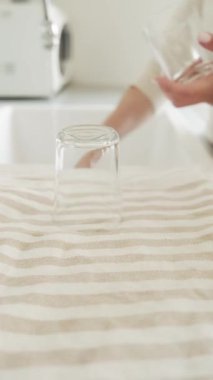 Yıkanmış Bardakları Havluyla Kuruması İçin Mutfağa Ayarlayan Kız, Dikey Video