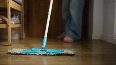 Koridordaki Yerleri Temizleyen Kadının Yakın Çekimi