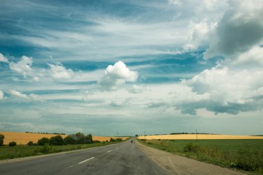 alanlar arasında yol ile manzara