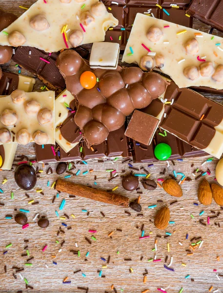 Шоколад і цукерки на фоні — стокове фото