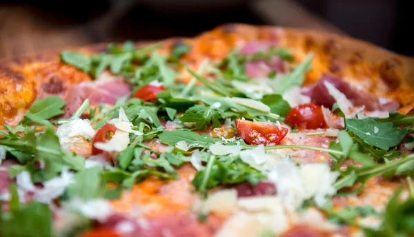 Pizza met droge gerookte ham — Stockfoto