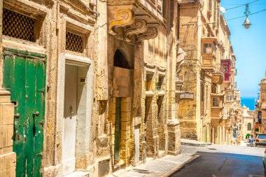 Valletta Malta 'da Eski Binalarla Güneşli Gün