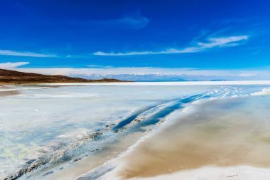 Bolivya 'daki Uyuni Tuz Daireleri' ndeki Off-Road Rayları ve Salar de Uyuni Bolivya 'daki SUV İzleri