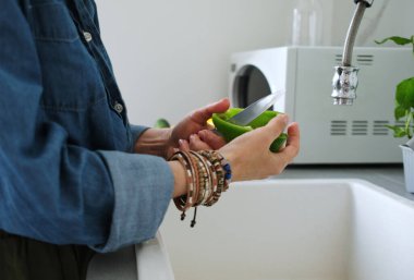 Lavaboda Yeşil Biber Temizleyen Kadın