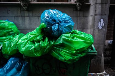 Çöp bidonları dolusu çöp torbası taştı.