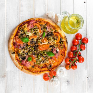 Jambonlu ve zeytinli pizza.