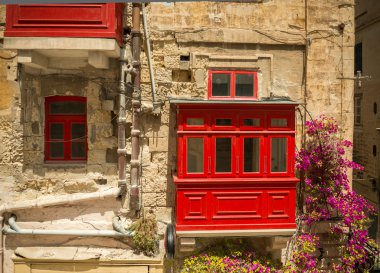 Kırmızı balkon ve Malta içinde pencere eşiği