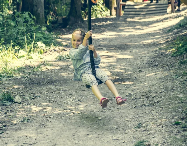 Glad liten tjej i en rope park — Stockfoto