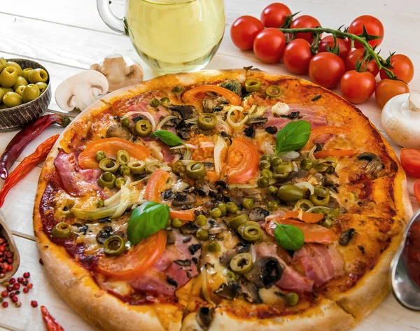 Pizza con jamón y aceitunas —  Fotos de Stock