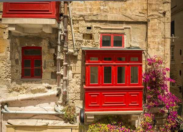 Varandas e janelas vermelhas em Malta — Fotografia de Stock