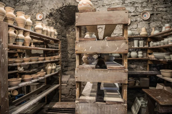 Shelves with Ukrainian ceramics — Stock Photo, Image