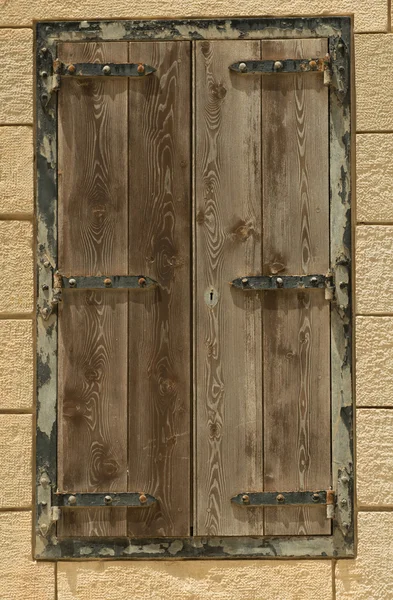 Традиционные наружные двери на Мальте — стоковое фото