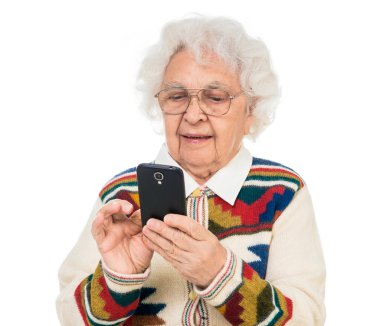 Akıllı telefon kullanan yaşlı kadın.