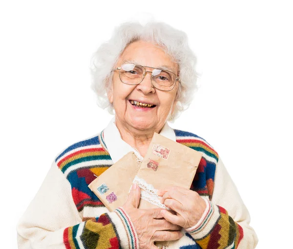 Anciana sosteniendo sobres viejos — Foto de Stock